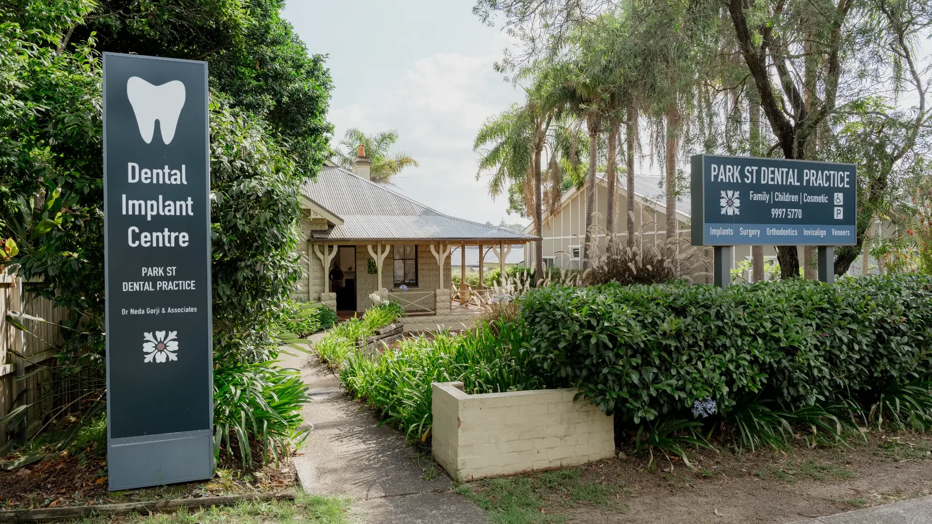 Park St Dental Practice entrance and signs in Mona Vale